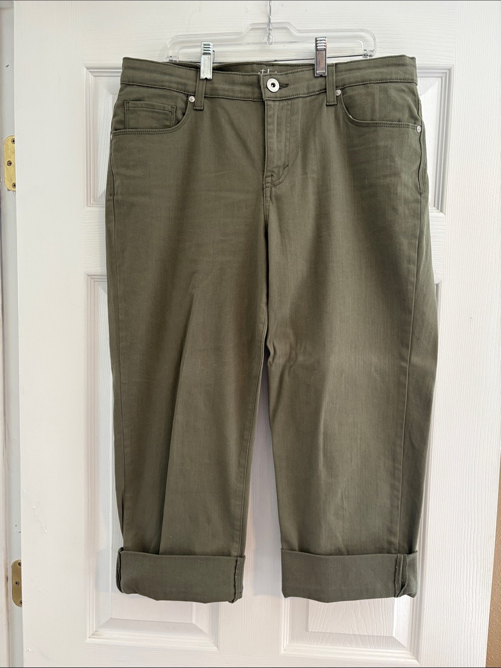 Style & Co. Olive Green Roll-Cuff Boyfriend Capris
Size: 10